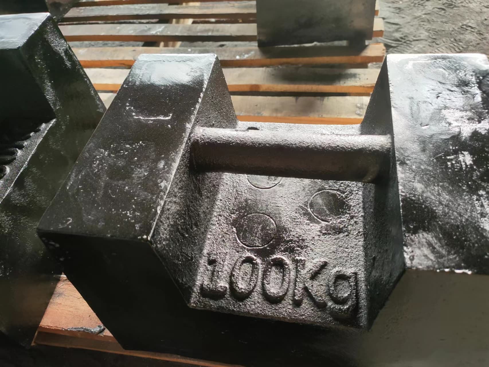 Handled cast iron weight prepared on a pallet