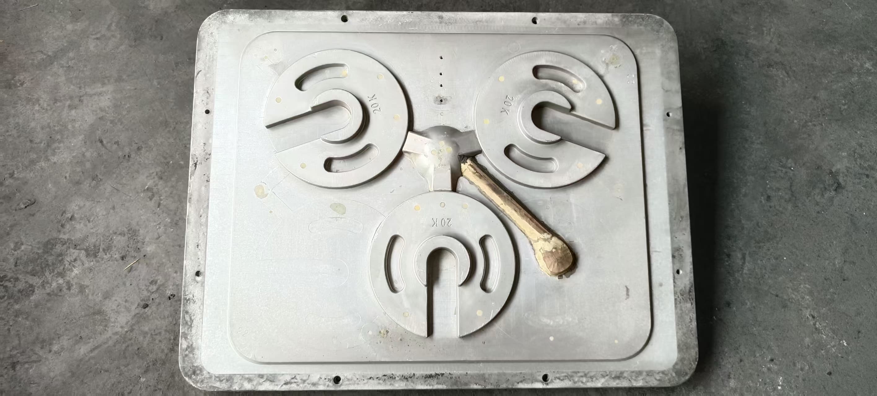 Twenty kilogram cast iron tent weight production mold